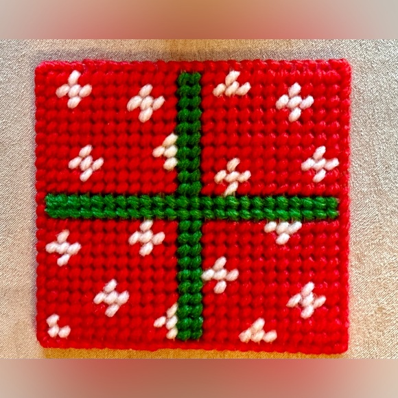 New Handmade Christmas Yarn & Needlepoint set of 6 Coasters in Holder. Vintage - Picture 9 of 13